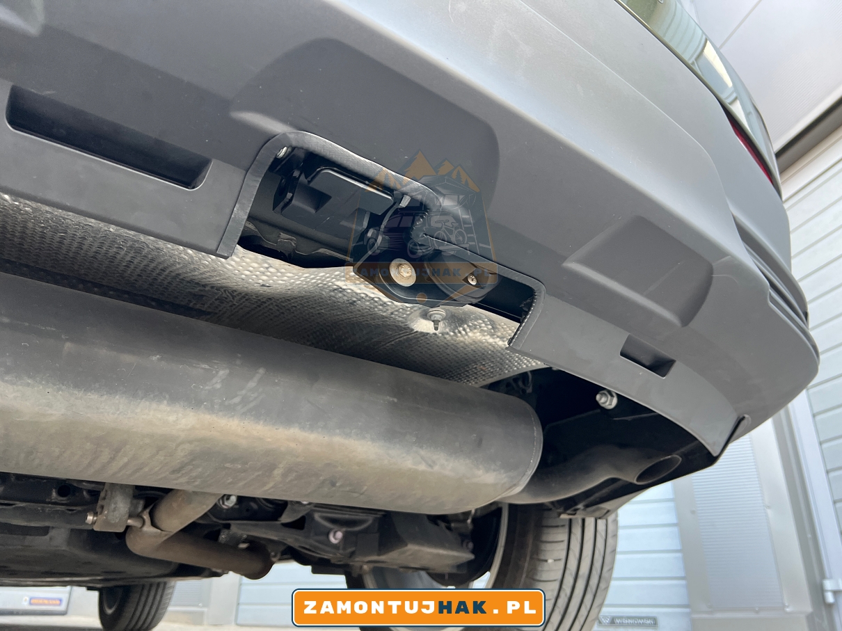 Zdemontowana kula haka holowniczego w pionowej pozycji - szczegółowy widok na mocowanie w serwisie